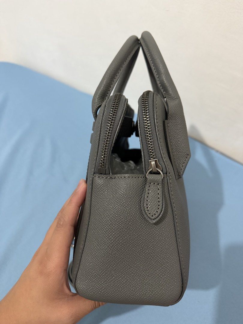 Carlyn Mimosa Bag (Category: Luxury Bags & Wallets) located in Manila. Submitted by meldydsant58389 (Listing ID 1468318703, Image 3). Description: ‼️FOR SALE PRELOVED BAG‼️ CARLYN MIMOSA BAG Condition: Like New (10/10) Note: May crackings sa rubber lining handle pero hindi noticeable. 2017 Orig Price: ₱13,500+ Selling Price: ₱2,000.00 (negotiable) Ganda to promise! OG to!🫶🏻 Kasama own dustbag nya. 💯.
