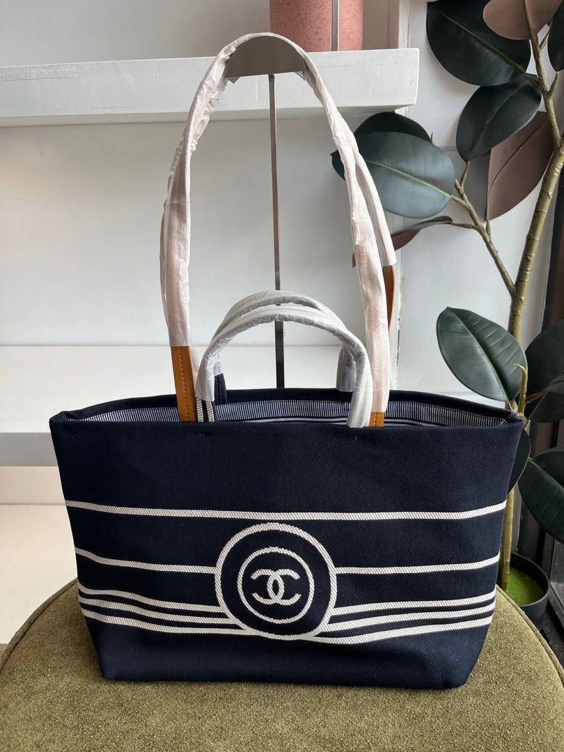 CH Denim Canvas Tote GWP (Category: Shoulder Bags) located in Binan City. Submitted by pinkykeenshop (Listing ID 1468406176, Image 1). Description: .