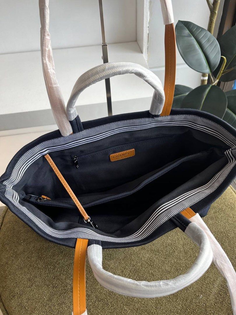 CH Denim Canvas Tote GWP (Category: Shoulder Bags) located in Binan City. Submitted by pinkykeenshop (Listing ID 1468406176, Image 3). Description: .