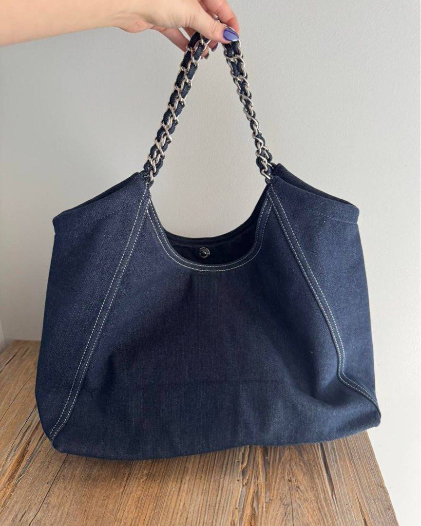 CH GWP Bag + Pouch (Category: Shoulder Bags) located in Binan City. Submitted by pinkykeenshop (Listing ID 1468405139, Image 2). Description: .