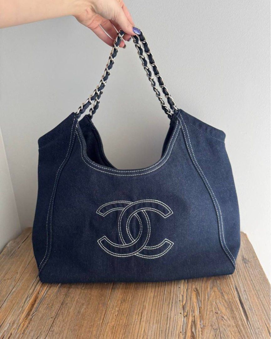 CH GWP Bag + Pouch (Category: Shoulder Bags) located in Binan City. Submitted by pinkykeenshop (Listing ID 1468405139, Image 1). Description: .