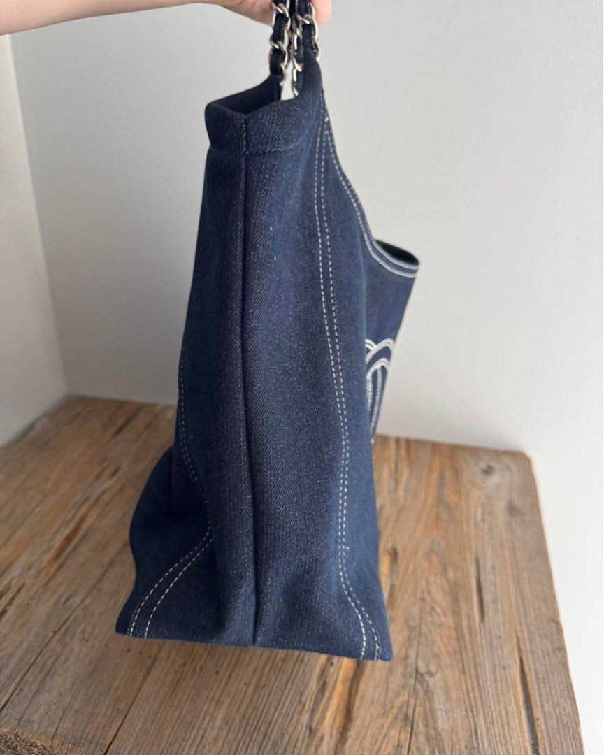 CH GWP Bag + Pouch (Category: Shoulder Bags) located in Binan City. Submitted by pinkykeenshop (Listing ID 1468405139, Image 3). Description: .