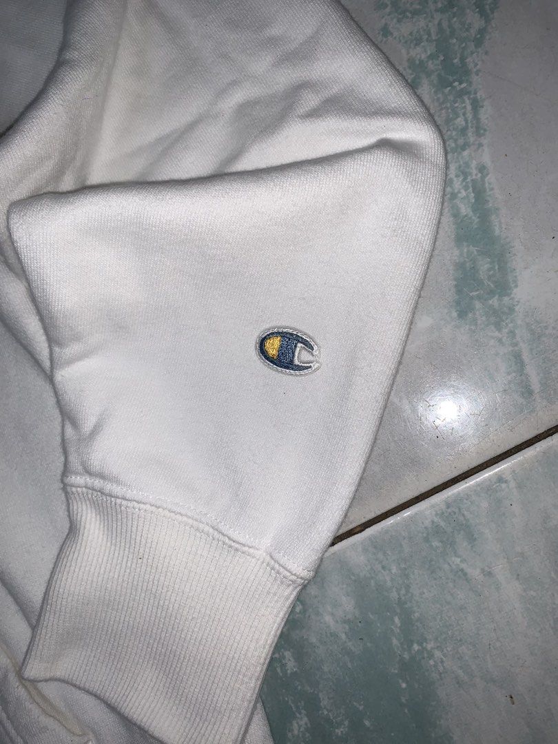 Champion pullover hoodie (Category: Hoodies) located in Pasig City. Submitted by thriftnflip1600 (Listing ID 1468461972, Image 3). Description: L on tag Width: 20.5” Length: 26” Color rate: 9/10 Condition: 9/10 No issues.