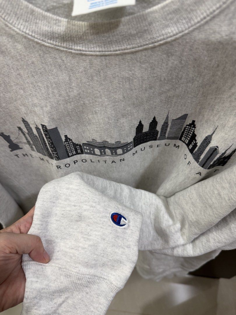 Champion Sweater (Category: Coats, Jackets and Outerwear) located in Mandaluyong City. Submitted by mry.mry (Listing ID 1468272609, Image 3). Description: .