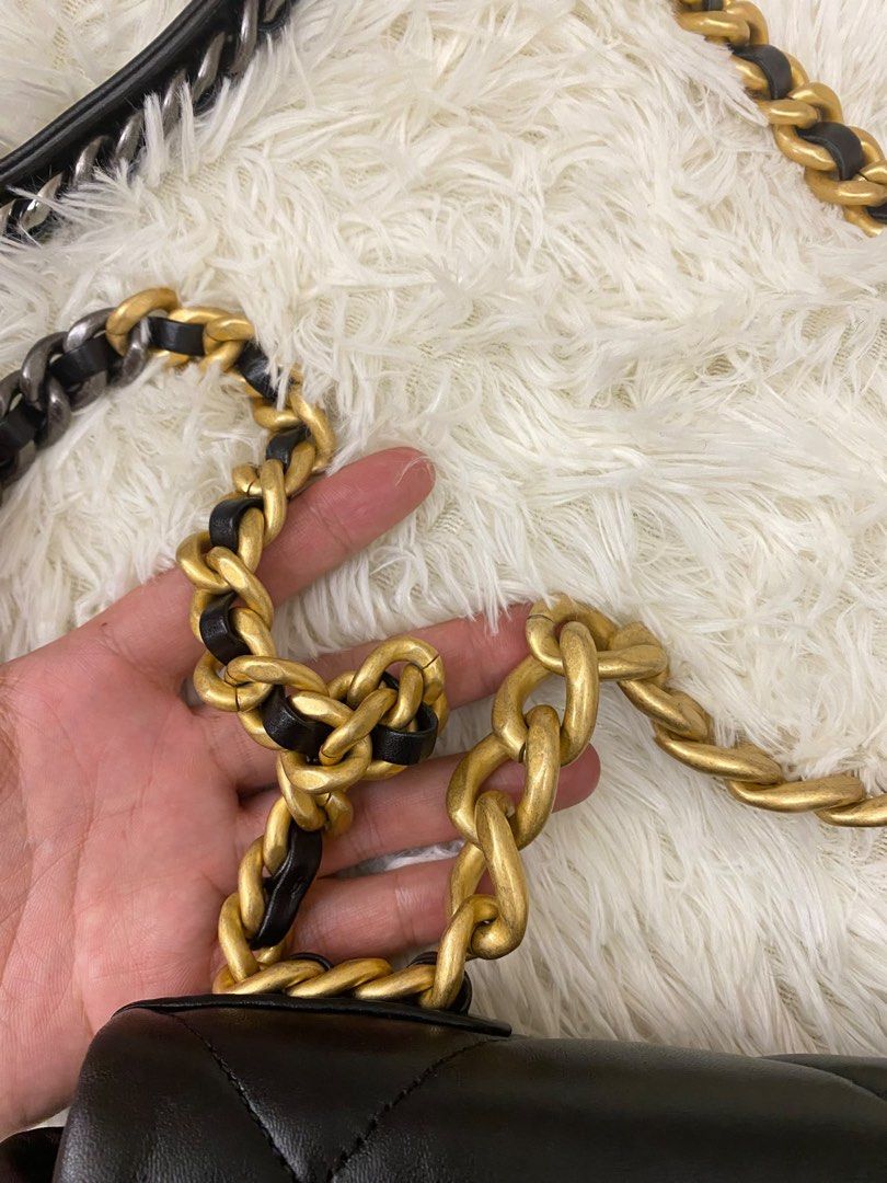 Chanel 19 flap black lambskin (Category: Luxury Bags & Wallets) located in Makati City. Submitted by realfranzia09 (Listing ID 1468462314, Image 2). Description: Sobrang ganda p microchip na din 100 percenr authentic dust bag only. With entrupy 🖤.