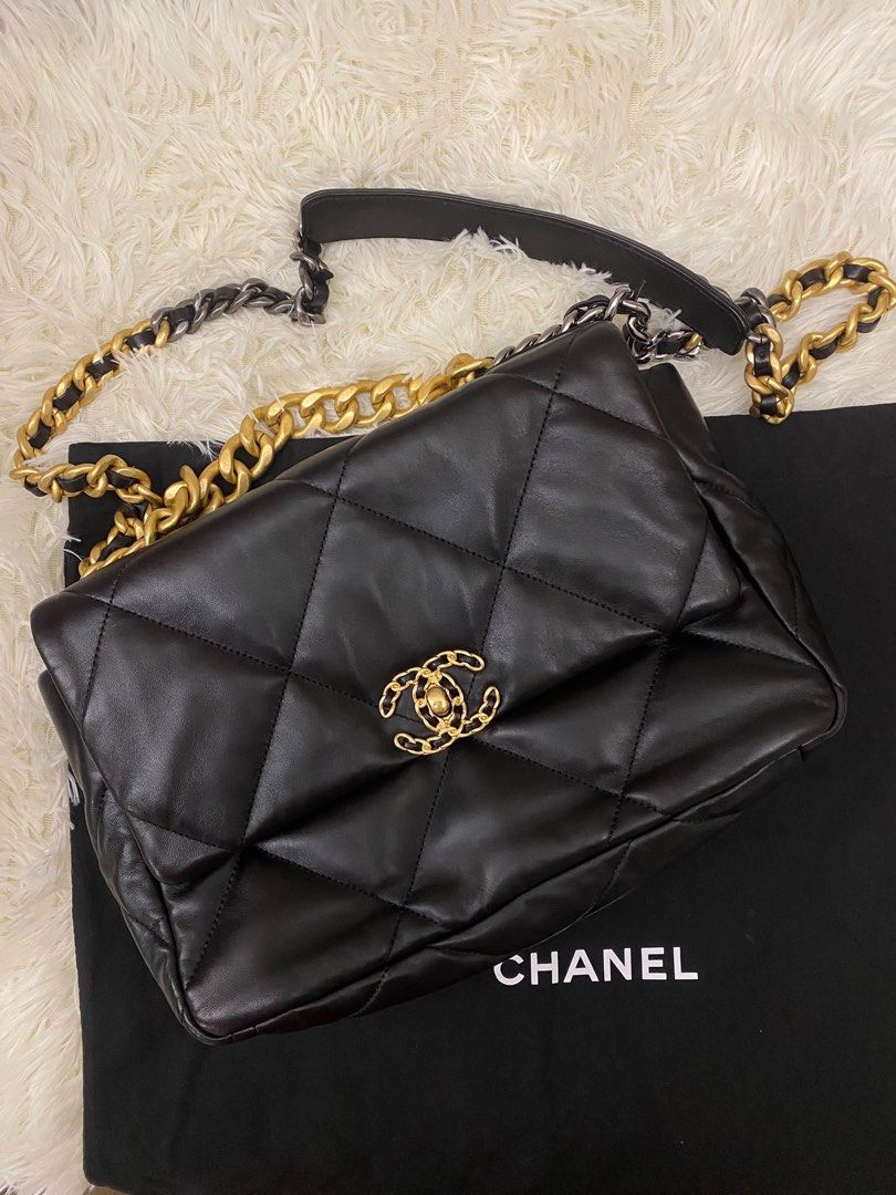 Chanel 19 flap black lambskin (Category: Luxury Bags & Wallets) located in Makati City. Submitted by realfranzia09 (Listing ID 1468462314, Image 1). Description: Sobrang ganda p microchip na din 100 percenr authentic dust bag only. With entrupy 🖤.