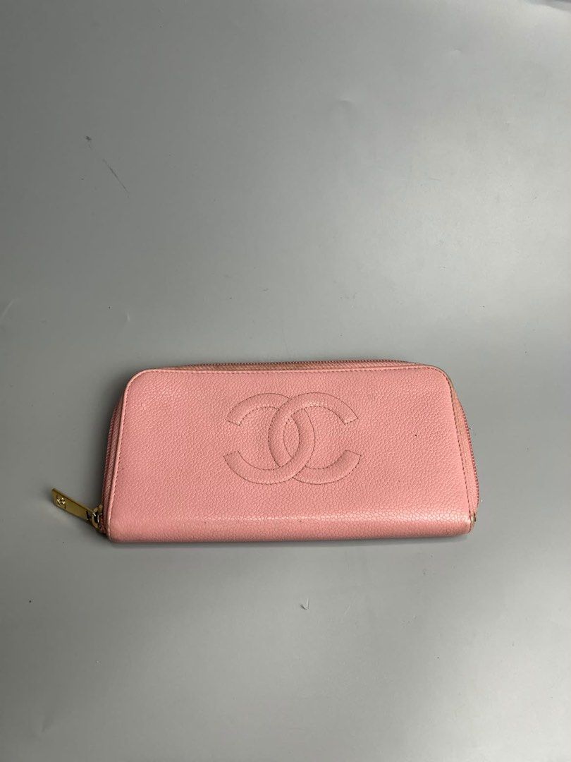 Chanel - Interlocking CC Caviar - Long Wallet (Category: Luxury Bags & Wallets) located in San Pablo. Submitted by hiddenrygn (Listing ID 1468437410, Image 1). Description: Chanel - Interlocking CC Caviar - Long Wallet Rank AB Minor signs of usage Scratches on corners Still in excellent condition Authentic DM!.
