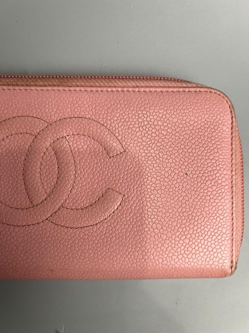 Chanel - Interlocking CC Caviar - Long Wallet (Category: Luxury Bags & Wallets) located in San Pablo. Submitted by hiddenrygn (Listing ID 1468437410, Image 2). Description: Chanel - Interlocking CC Caviar - Long Wallet Rank AB Minor signs of usage Scratches on corners Still in excellent condition Authentic DM!.
