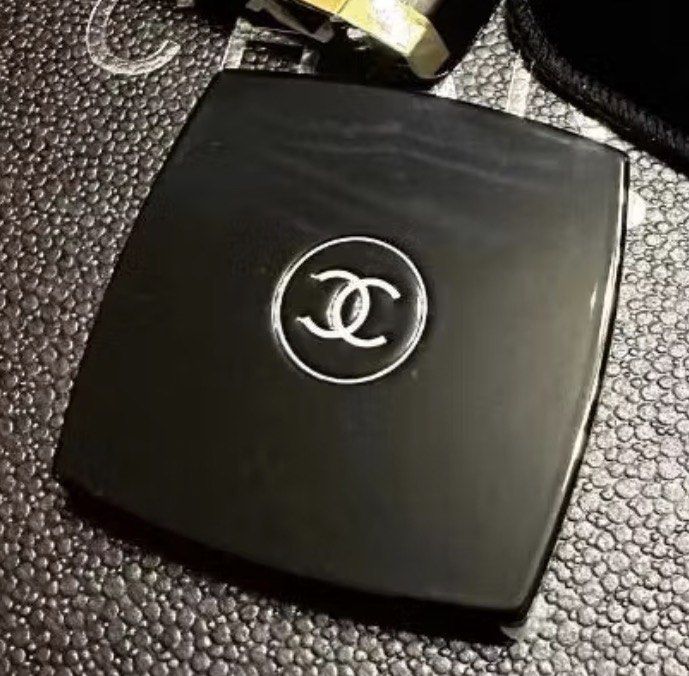 CHANEL compact mirror (Category: Makeup) located in Tanza. Submitted by ilovediyour (Listing ID 1468336552, Image 3). Description: High quality 3D Logo — good for gifting Paper bag +120php For those only willing to wait. 7-10 days eta~.