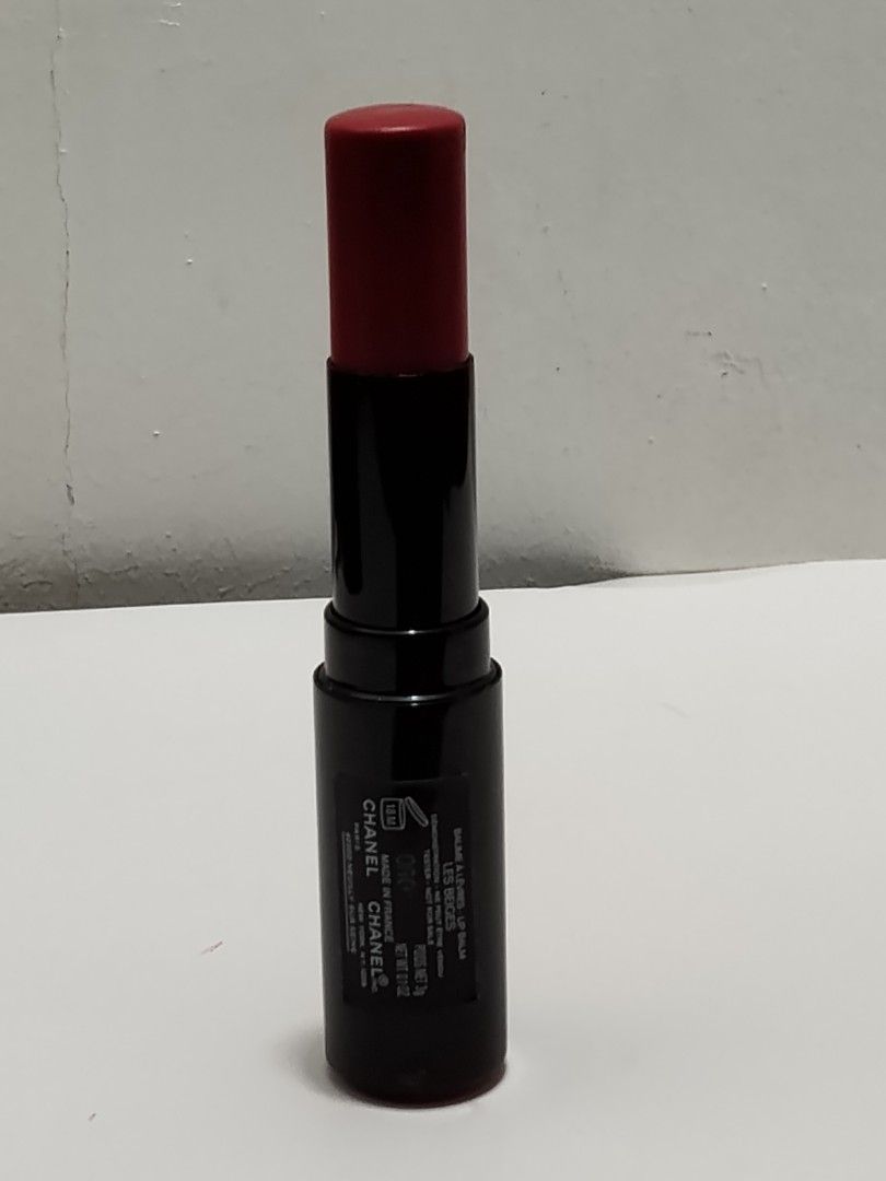Chanel Les Beiges Lip Balm Medium 090 (Category: Makeup) located in Quezon City. Submitted by its.leen (Listing ID 1468418072, Image 3). Description: - Brand: Chanel Les Beiges Healthy Glow Lip Balm - Shade: 090 Medium (everyday neutral red tint) - Size: 3g net weight - Origin: Made in France - Finish: Smooth, hydrating balm finish.