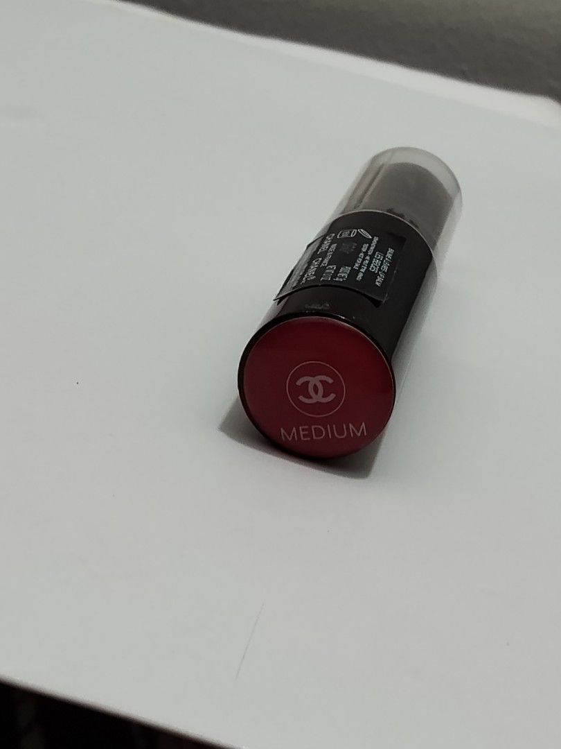 Chanel Les Beiges Lip Balm Medium 090 (Category: Makeup) located in Quezon City. Submitted by its.leen (Listing ID 1468418072, Image 2). Description: - Brand: Chanel Les Beiges Healthy Glow Lip Balm - Shade: 090 Medium (everyday neutral red tint) - Size: 3g net weight - Origin: Made in France - Finish: Smooth, hydrating balm finish.
