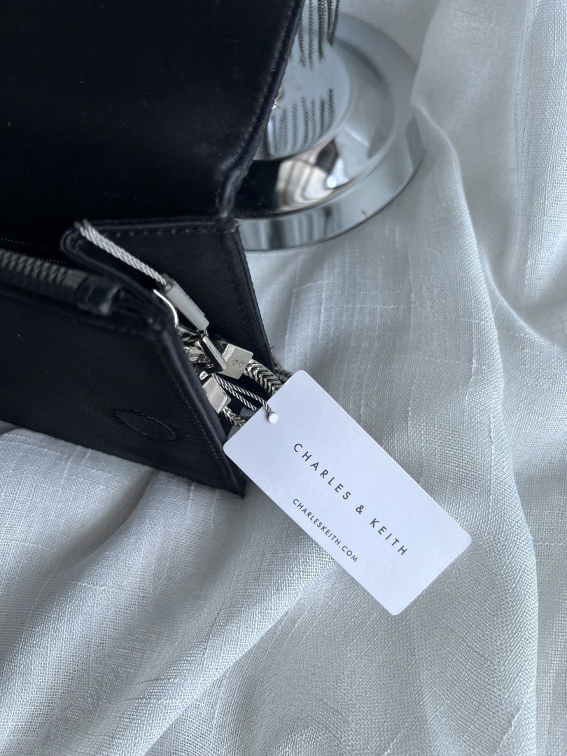 Charles & keith Hand bag (Category: Purses & Pouches) located in Las Pinas. Submitted by jpicked (Listing ID 1468337086, Image 3). Description: .