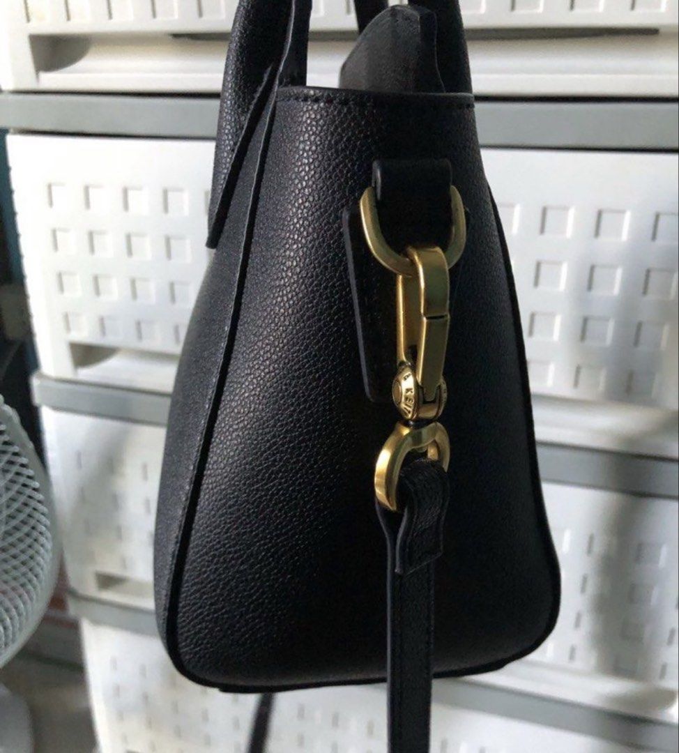 Charles and keith harper bag (Category: Cross-body Bags) located in Manila. Submitted by declung_333 (Listing ID 1468440668, Image 3). Description: With dustbag and care card.