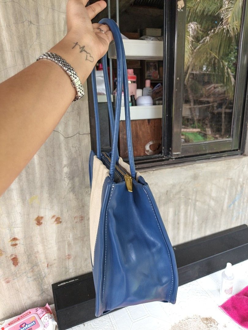 Charles&Keith 💯 (Category: Shoulder Bags) located in Quezon, Isabela. Submitted by ukay-ukaybylyn (Listing ID 1468308530, Image 3). Description: good condition💯 medium size perfect pang school or office.