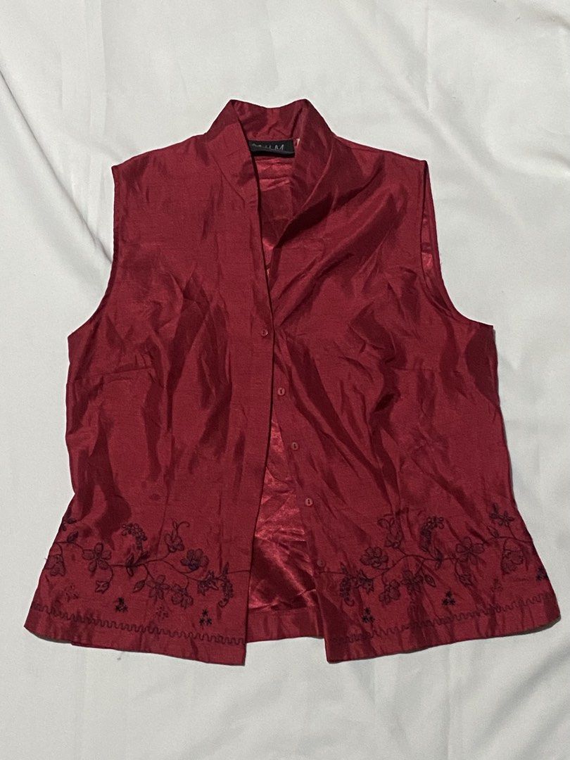 Chinese Red Vest (Category: Vests) located in Makati City. Submitted by weirdshopping (Listing ID 1468297373, Image 1). Description: Selling pre-loved clothes! DETAILS: ~ All items are in good condition. - BRANDED - All clothes are sanitized before delivery. ~ Mode of Payment: Cash & Gcash - Available for delivery c/o by costumer: Lalamove, Grab, Angkas ~ Location: Guadalupe Viejo, Makati ~ FOR meet up, pick up, & delivery! (Delivery fee is handl