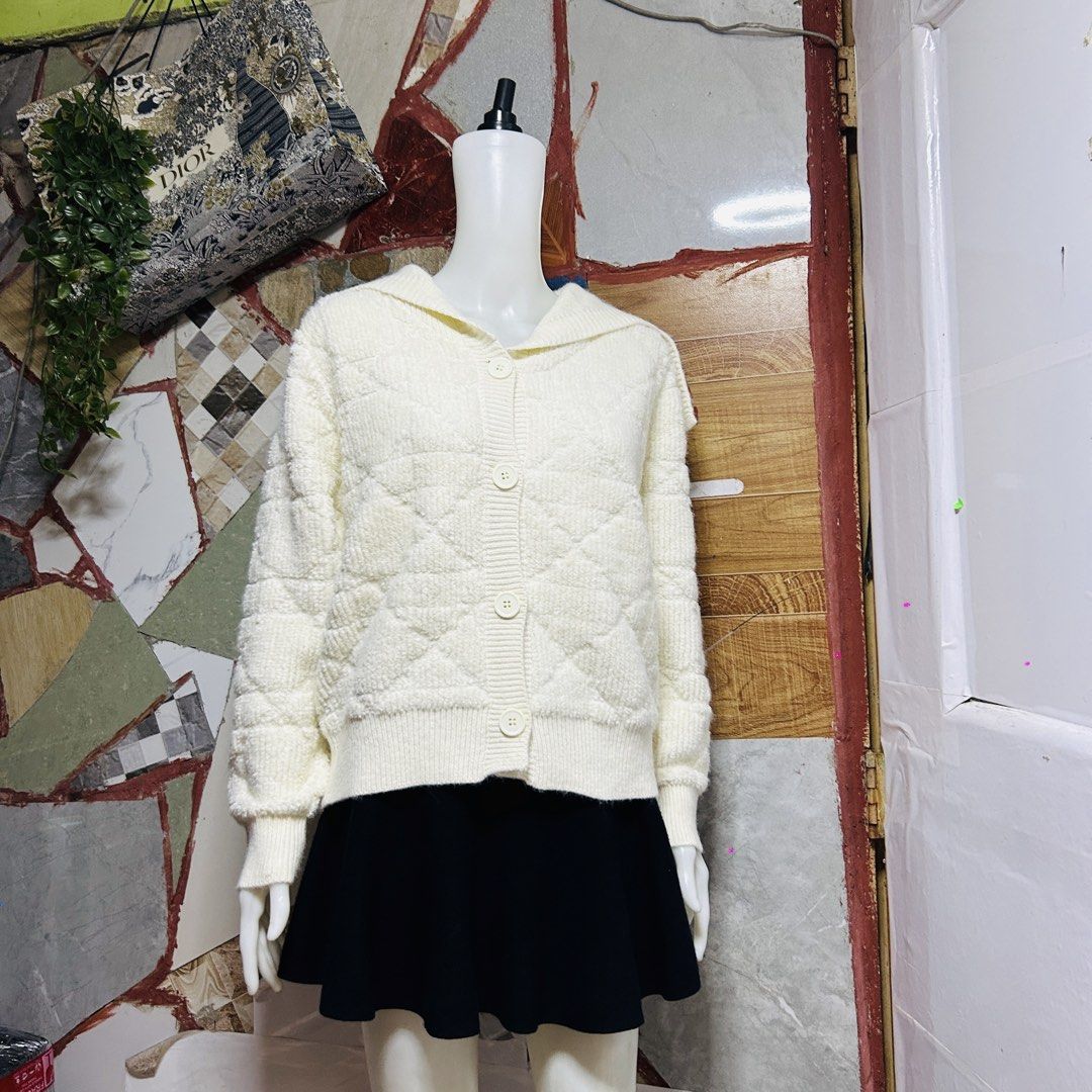 Christian dior knit jacket (Category: Luxury Apparel) located in Baguio. Submitted by kckc_luxury (Listing ID 1468404666, Image 2). Description: 🌸 TINY PINK SPOTS ARE LENS DAMAGE, NOT CLOTH STAINS ————————— ❗️KINDLY READ BEFORE MAKING AN OFFER❗️ LISTING DETAILS size:Large width x length (inches):24x24 condition: EXCELLENT --- MOP: Gcash / BPI MOD: J&T / JRS LOCATION: Baguio City --- NOTE: • Manage your expectations • Photos did not go under any 