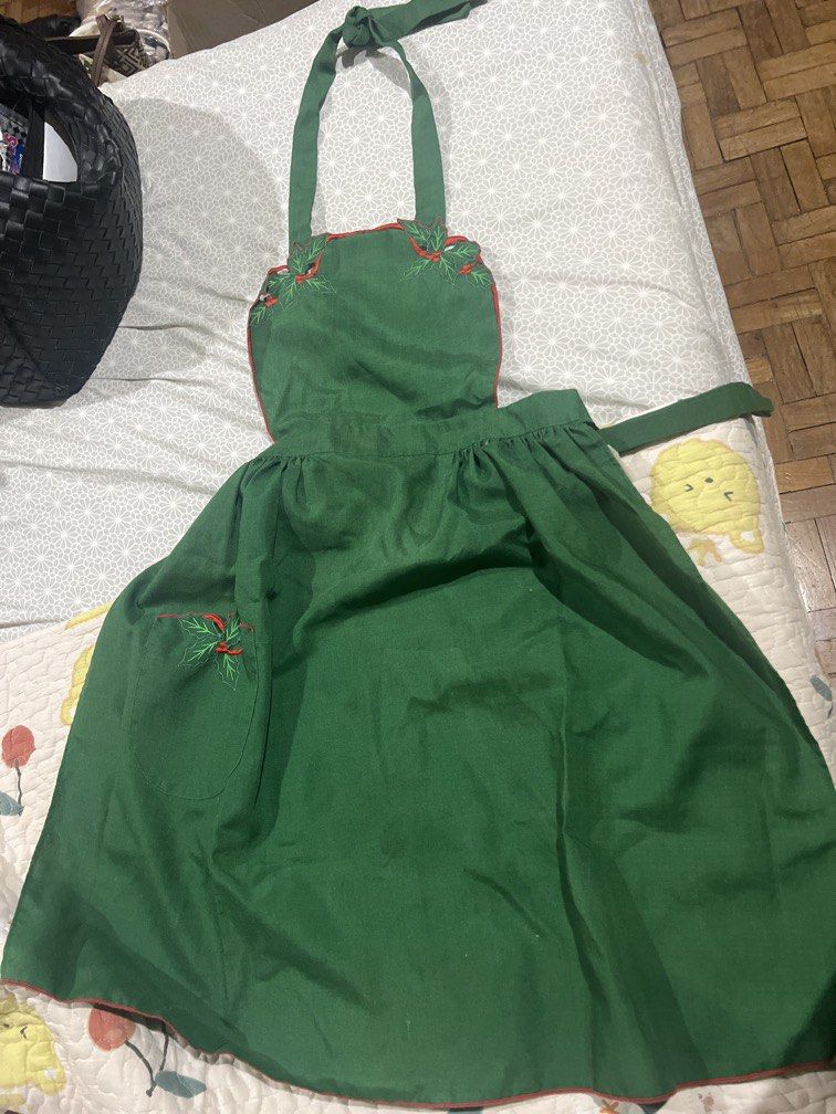 Christmas Apron (Category: Other Kitchenware & Tableware) located in Paranaque City. Submitted by arianem031087 (Listing ID 1468381677, Image 2). Description: .