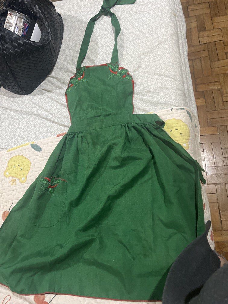 Christmas Apron (Category: Other Kitchenware & Tableware) located in Paranaque City. Submitted by arianem031087 (Listing ID 1468381677, Image 1). Description: .