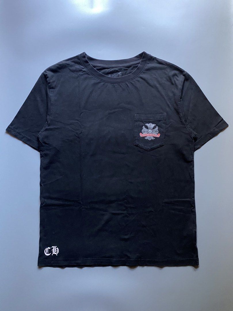 Chrome Hearts - Horseshoe Logo (Category: Tshirts & Polo Shirts ) located in Angeles City. Submitted by rachelzane (Listing ID 1468337249, Image 1). Description: Very Good Condition SIZE: L on tag Color Rate: 8.5/10 Issue: Crack Print on back (check pictures) DIMENSION: WIDTH : 21inches LENGTH: 29 inches NOTE: •Color may vary due to lightning • Check measurements written in the description • Ask any questions before sending offers • Offers are we