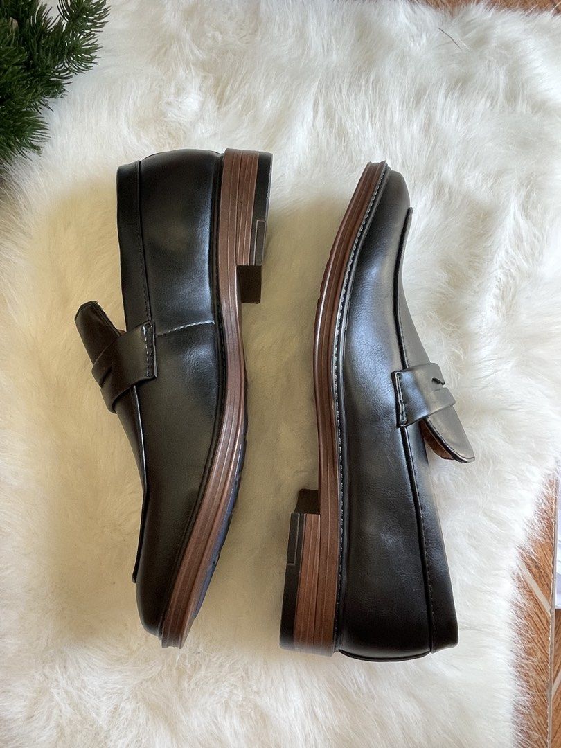 Classic Black Loafers (Category: Dress Shoes) located in Bulacan. Submitted by johnivanqu27099 (Listing ID 1468292503, Image 3). Description: Classic Black Loafers Brand New | Size EU 40 • Color: Black • Size: EU 40 • Condition: Brand New • Price: ₱1,299 — negotiable for sure buyer. 📩 PM for inquiries. 📦 Ready to ship. 🤝 First come, first served..