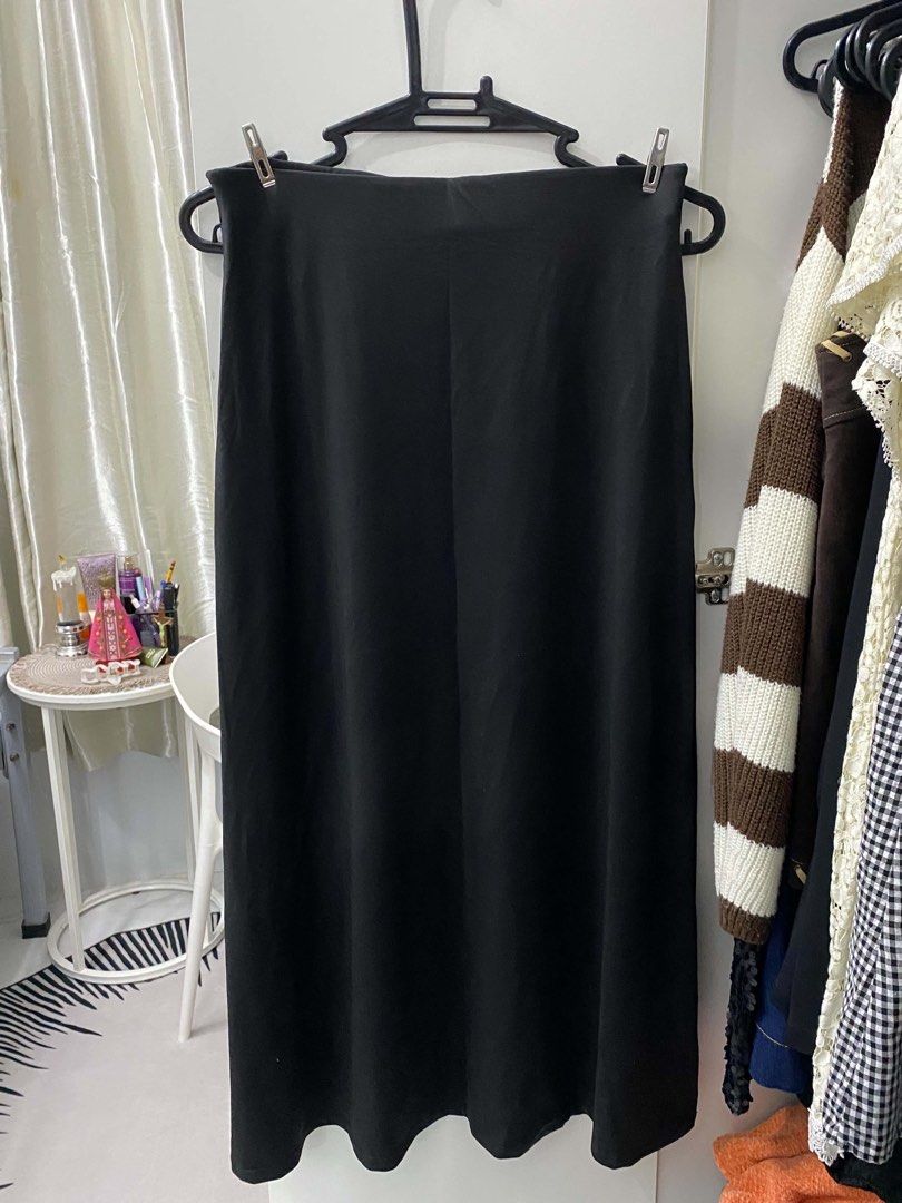 Classic black maxi skirt midi length (Category: Skirts) located in Manila. Submitted by nienieniee (Listing ID 1468471115, Image 1). Description: - size XL - straight cut design - never been worn - neutral wardrobe staple, super easy to pair with any top - perfect for casual days, work, or dressed-up looks.