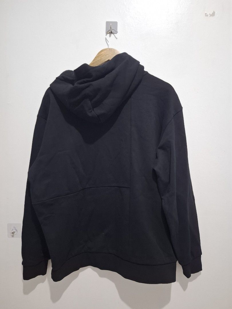 Clot size small fit med (Category: Coats, Jackets and Outerwear) located in Tarlac. Submitted by christopher.24 (Listing ID 1468320752, Image 3). Description: brandnew legit.