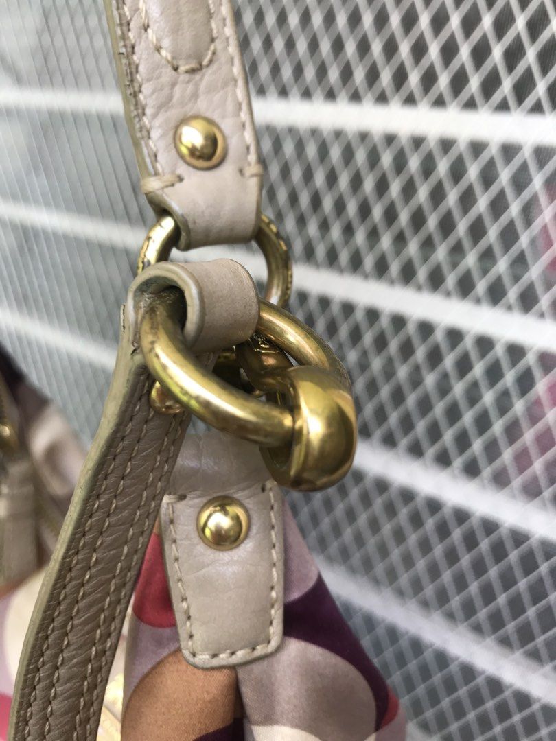 Coach (Category: Shoulder Bags) located in Balete No 2. Submitted by troyesybang (Listing ID 1468305583, Image 3). Description: Gasgas bakal nia gold Everything okay Sf j&t 60 and up Lp.