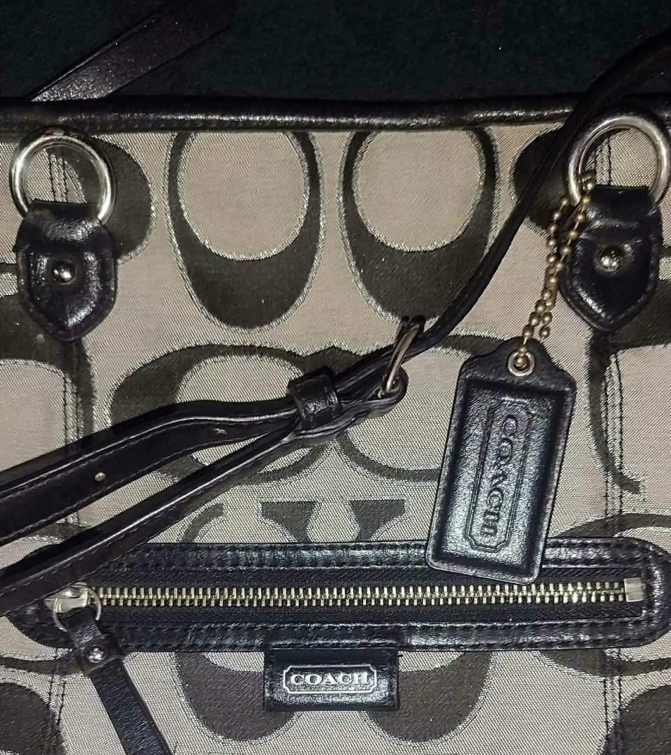 Coach bag (Category: Luxury Bags & Wallets) located in Quezon. Submitted by lucky.rick.shane (Listing ID 1468458660, Image 3). Description: "COACH BAG 👜 "50/50 PARA SA AUTHENTICITY, KAYO NA BAHALA KONG LEGIT OR FAKE "IN VERYGOOD CONDITION "IN VERYGOOD COLORATE 9/10 "ISSUE - SIGN OF USE PARA SAFE UKAY PO KASE 🤗 📍 QUEZON PROVINCE LUCENA CITY ₱ 1500 SHIPPED 🏷️.