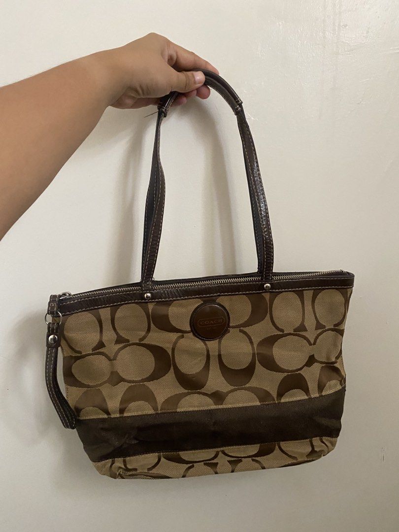 Coach Canvas bag tote (Category: Shoulder Bags) located in Paete. Submitted by ladder_leynn (Listing ID 1468469115, Image 1). Description: negotiable price -minimal rubs due to usage -ykk zip -need wash -ukay source.