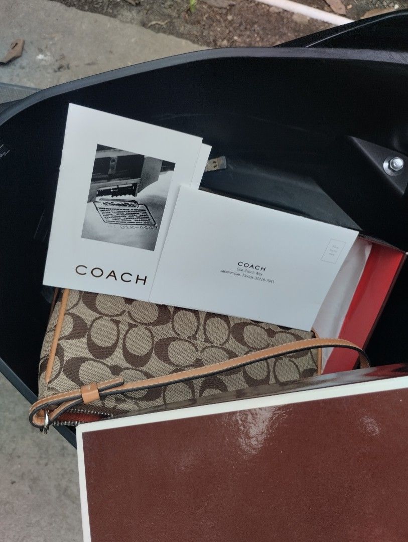 COACH DENIM MINI BAG (Category: Luxury Bags & Wallets) located in Manila. Submitted by newtiger_cf1e40 (Listing ID 1468331355, Image 2). Description: IN A VERY GOOD CONDITION.