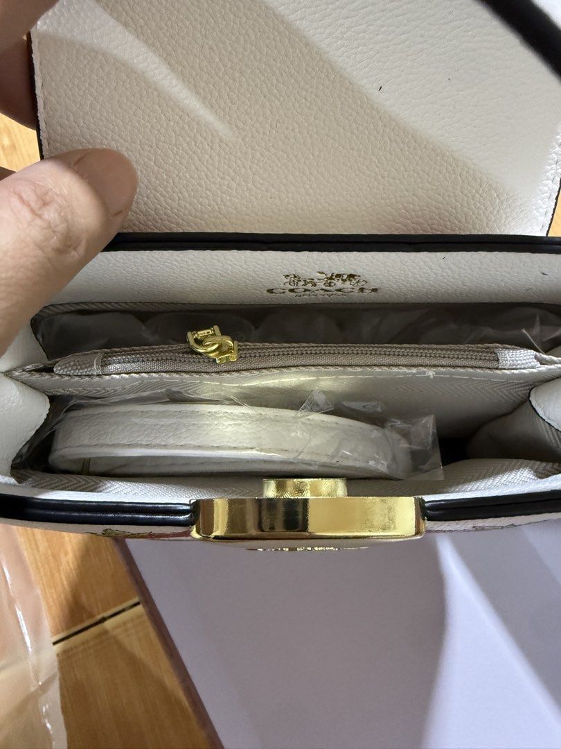 COACH HAND BAG (Category: Luxury Bags & Wallets) located in Paranaque City. Submitted by hirahira.co (Listing ID 1468442007, Image 2). Description: .