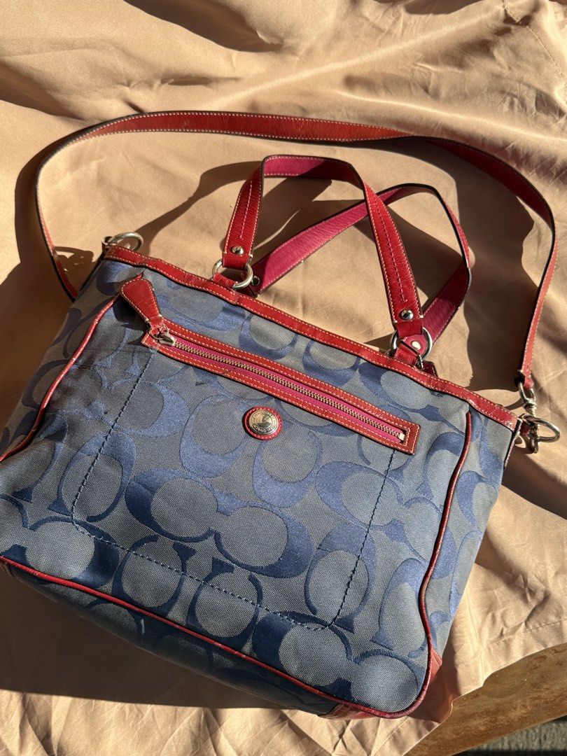 Coach Laura Tote (Category: Luxury Bags & Wallets) located in Bocaue. Submitted by quickfish.3fde35 (Listing ID 1468352449, Image 1). Description: With issues Negotiable for sure buyer .