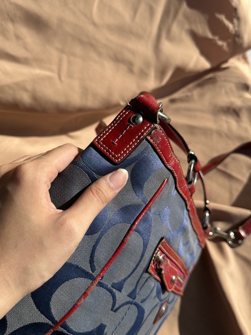 Coach Laura Tote (Category: Luxury Bags & Wallets) located in Bocaue. Submitted by quickfish.3fde35 (Listing ID 1468352449, Image 3). Description: With issues Negotiable for sure buyer .