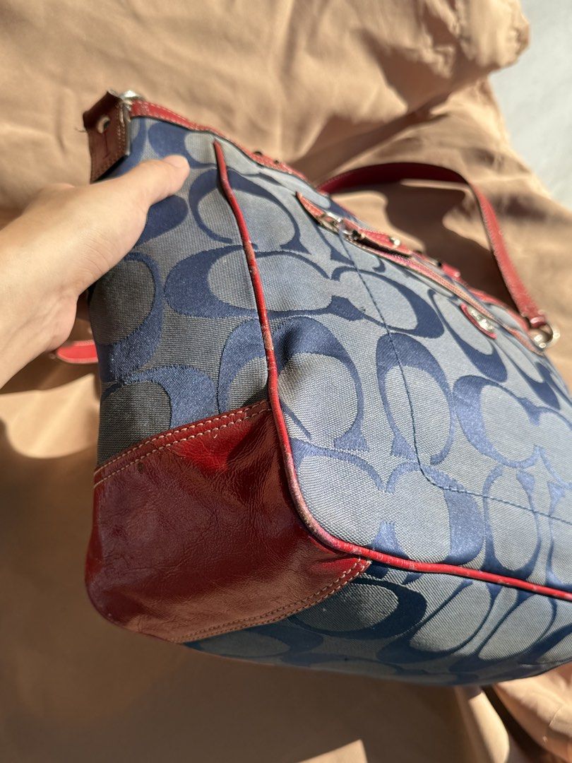 Coach Laura Tote (Category: Luxury Bags & Wallets) located in Bocaue. Submitted by fkmndz.finds (Listing ID 1468368770, Image 3). Description: With flaws Nego for sure buyer.
