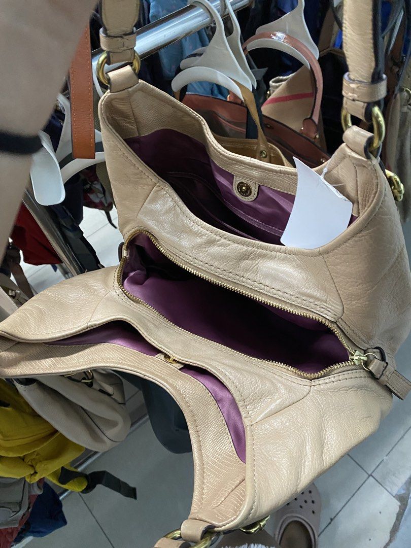Coach Madison Maggie (Category: Shoulder Bags) located in Mangatarem. Submitted by juicybabe_ (Listing ID 1468310663, Image 3). Description: aunthenticity not guaranteed.