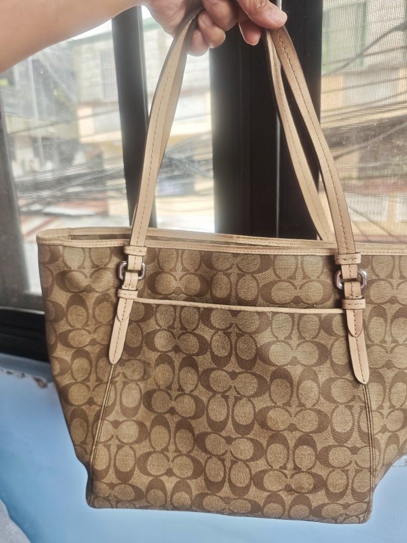 Coach Peyton Signature bundle wallet (Category: Luxury Bags & Wallets) located in Taguig. Submitted by wear.us.ph (Listing ID 1468302323, Image 2). Description: The inside of the bag needs cleaning, and the side lining of the wallet is worn out. Personal used from Canada..