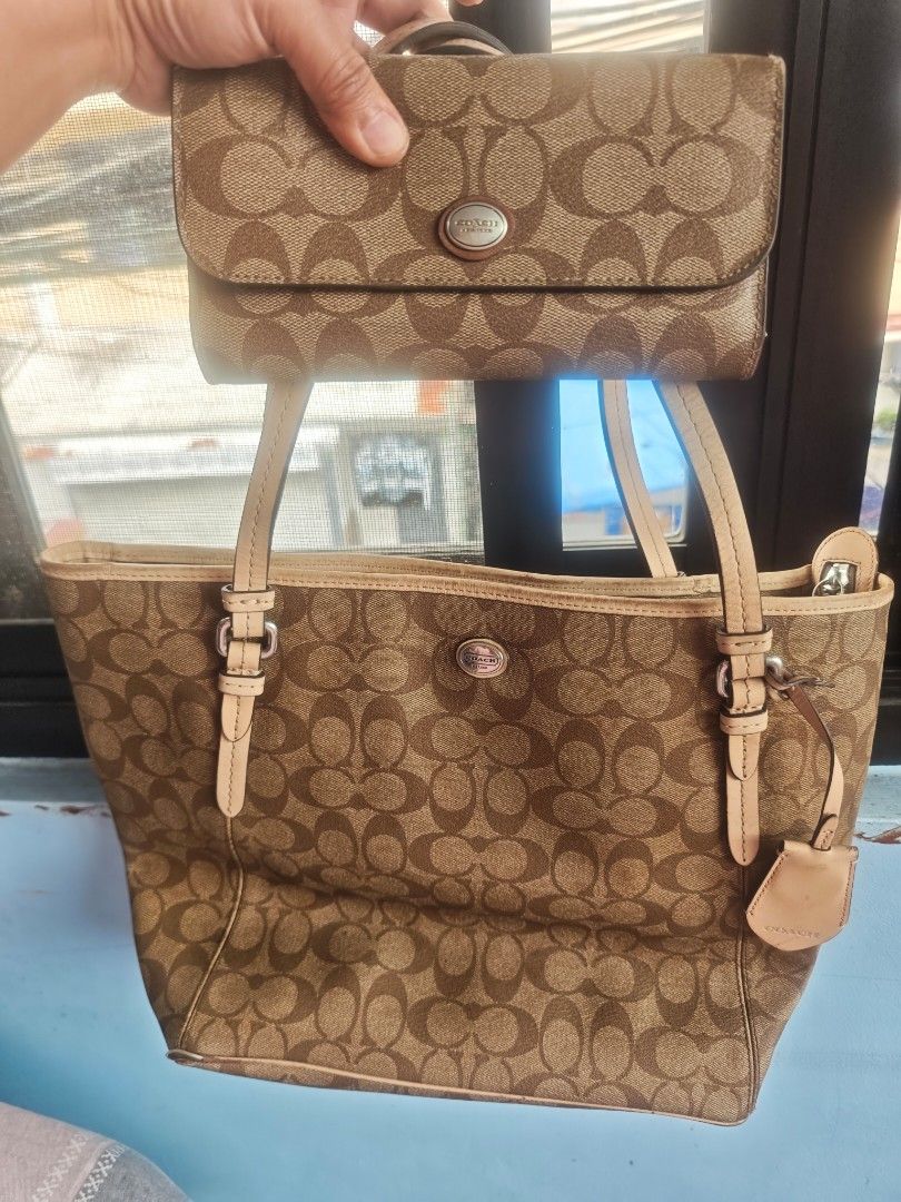 Coach Peyton Signature bundle wallet (Category: Luxury Bags & Wallets) located in Taguig. Submitted by wear.us.ph (Listing ID 1468302323, Image 1). Description: The inside of the bag needs cleaning, and the side lining of the wallet is worn out. Personal used from Canada..