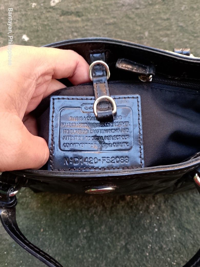 COACH PEYTON SIGNATURE LEATHER TOTE (Category: Tote Bags) located in Bantayan. Submitted by rare.palautog (Listing ID 1468342005, Image 2). Description: COACH PEYTON SIGNATURE LEATHER TOTE SIZE SMALL NAKA YKK/IDEAL ZIPPER MINIMAL CRACK SA STRAP, SCRATCH DM SA INTERESTED 📩 CEBU LOCATION 📌.