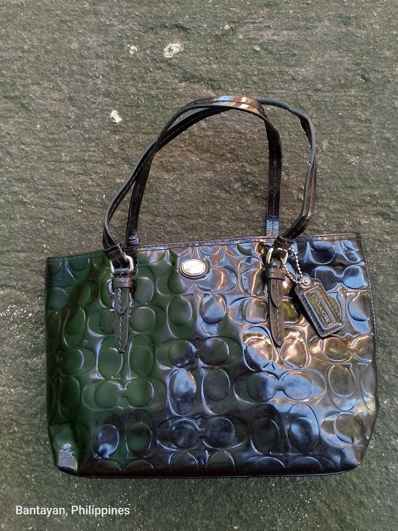 COACH PEYTON SIGNATURE LEATHER TOTE (Category: Tote Bags) located in Bantayan. Submitted by rare.palautog (Listing ID 1468342005, Image 1). Description: COACH PEYTON SIGNATURE LEATHER TOTE SIZE SMALL NAKA YKK/IDEAL ZIPPER MINIMAL CRACK SA STRAP, SCRATCH DM SA INTERESTED 📩 CEBU LOCATION 📌.