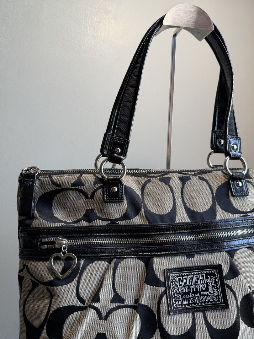 Coach Poppy Graffiti Gray (Category: Luxury Bags & Wallets) located in Mandaluyong City. Submitted by ravenzech (Listing ID 1468353334, Image 3). Description: Preloved from Japan. DM for more info!.