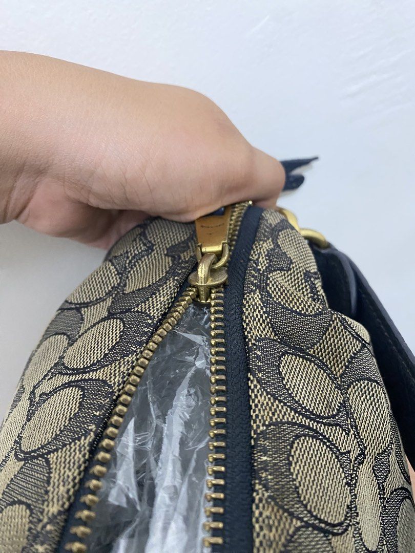Coach shay kili bag (Category: Shoulder Bags) located in Paete. Submitted by ladder_leynn (Listing ID 1468473494, Image 3). Description: negotiable price issue: minimal rubs sa corners and dirt -rubber lining intact -ykk zip .