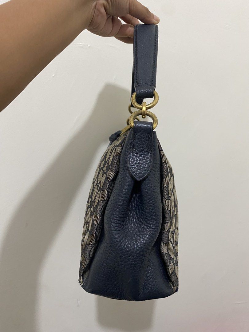 Coach shay kili bag (Category: Shoulder Bags) located in Paete. Submitted by ladder_leynn (Listing ID 1468473494, Image 2). Description: negotiable price issue: minimal rubs sa corners and dirt -rubber lining intact -ykk zip .