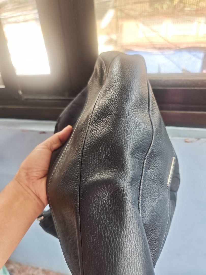 Coach Signature Hobo (Category: Luxury Bags & Wallets) located in Taguig. Submitted by wear.us.ph (Listing ID 1468303472, Image 3). Description: like new. color rate 10/10. no rubs. clean inside like new. NO SLING.