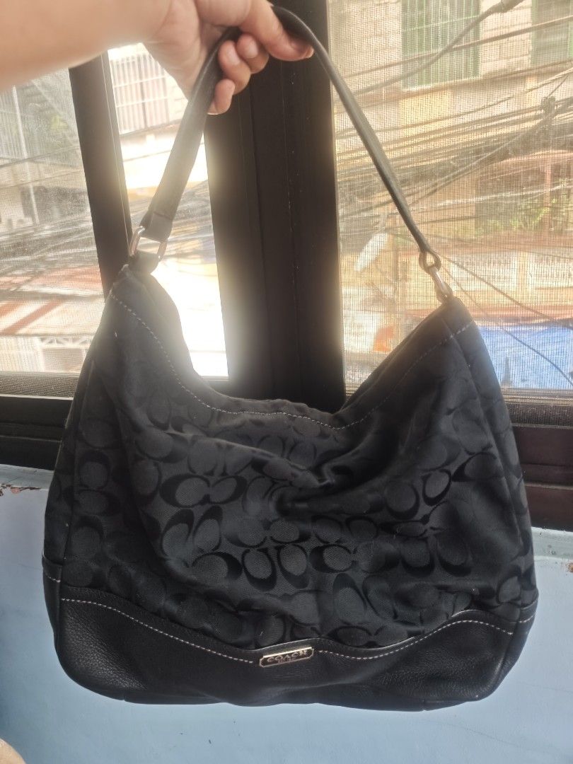 Coach Signature Hobo (Category: Luxury Bags & Wallets) located in Taguig. Submitted by wear.us.ph (Listing ID 1468303472, Image 1). Description: like new. color rate 10/10. no rubs. clean inside like new. NO SLING.