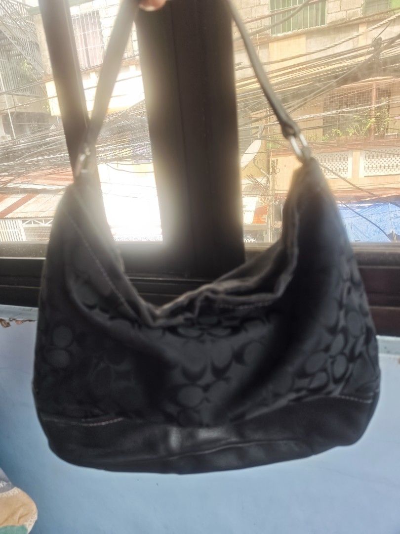 Coach Signature Hobo (Category: Luxury Bags & Wallets) located in Taguig. Submitted by wear.us.ph (Listing ID 1468303472, Image 2). Description: like new. color rate 10/10. no rubs. clean inside like new. NO SLING.