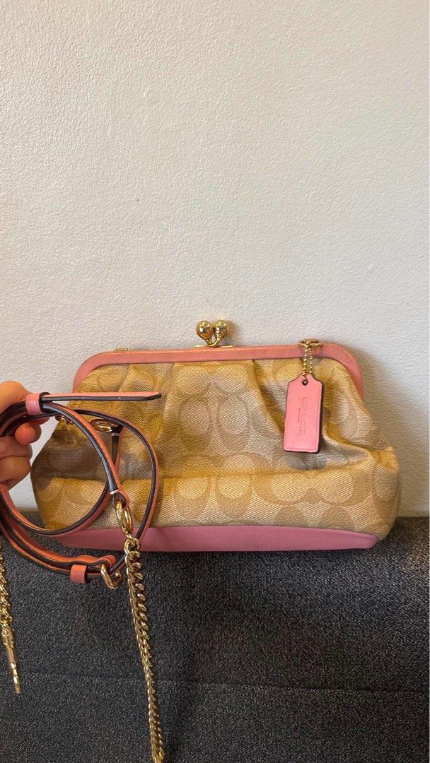 Coach Slingbag (Category: Cross-body Bags) located in Manila. Submitted by airabyou (Listing ID 1468380359, Image 1). Description: Coach Slingbag 4k only .
