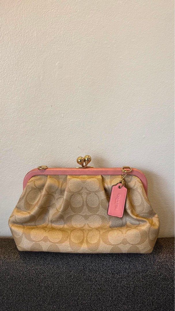 Coach Slingbag (Category: Cross-body Bags) located in Manila. Submitted by airabyou (Listing ID 1468380359, Image 2). Description: Coach Slingbag 4k only .
