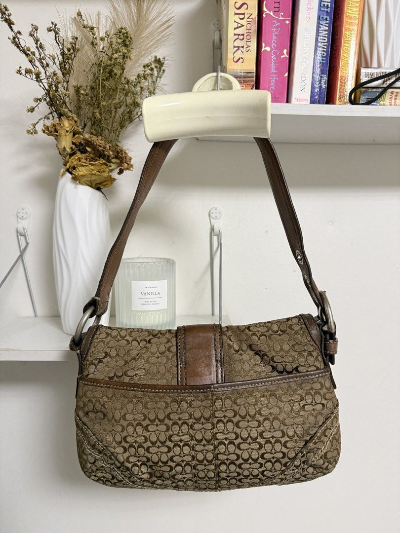 Coach Soho Flap (Category: Shoulder Bags) located in Muntinlupa City. Submitted by carry.ligaya (Listing ID 1468497334, Image 3). Description: * Repainted and has cracks on handle, but all goods in canvas and clean inside. 7/10 ~All charms, designs and extenders are not included. ~Nego konti Note before claiming: All sales are final. No cancellations, exchanges, returns, or refunds (including lay aways). Kindly double-check all item details befor