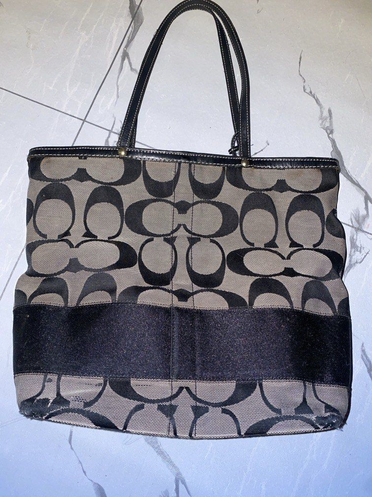 Coach Tote Bag (Category: Tote Bags) located in Manila. Submitted by newkkmora98454 (Listing ID 1468309518, Image 2). Description: * Okay pa yung straps nya * Has rubs sa bandang ilalim * Can fit 14 inch laptop.