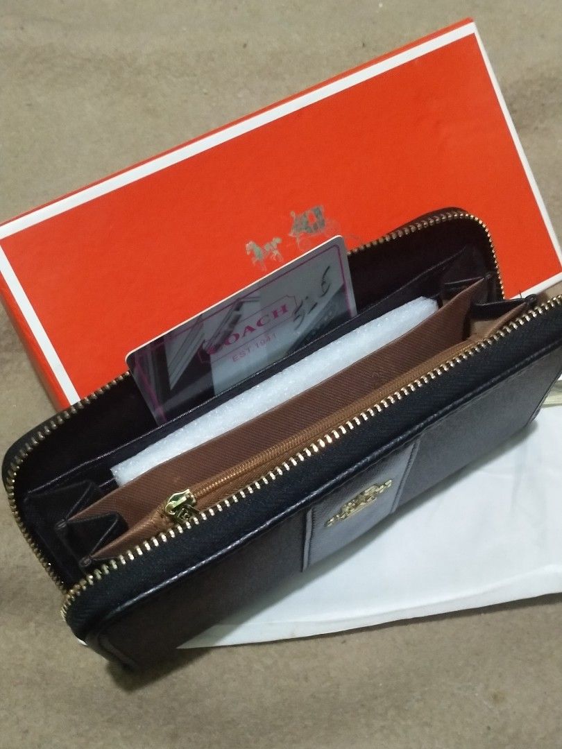 Coach Wallet (Category: Wallets & Card holders) located in Angeles City. Submitted by eslazatin789276 (Listing ID 1468323442, Image 2). Description: brandnew coach wallet w/ box and dust bag..